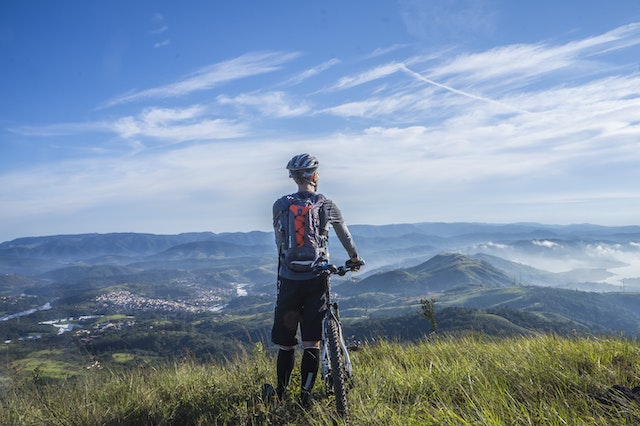 ciclista che guarda il panorama