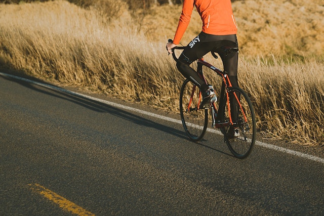 ciclista che pedala in salita