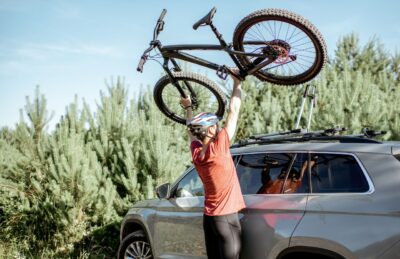 Trasportare la bici in macchina: soluzioni pro e contro