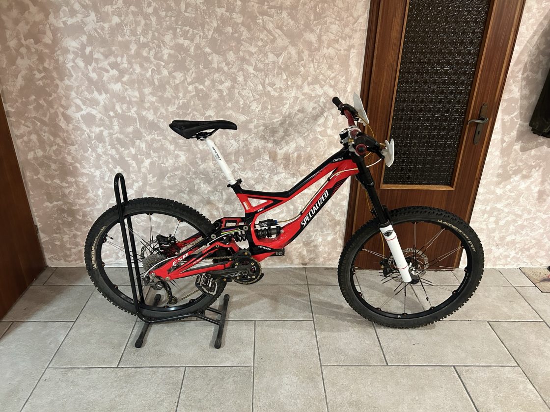 SPECIALIZED DEMO 8 DOWNHILL