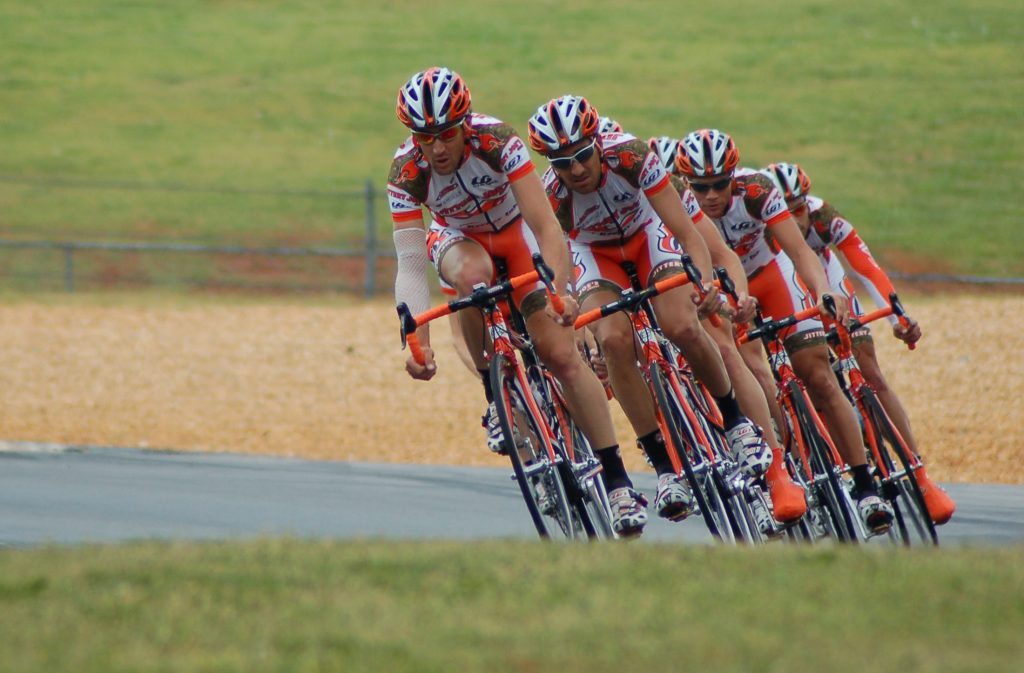 squadra ciclisti bicicletta da corsa