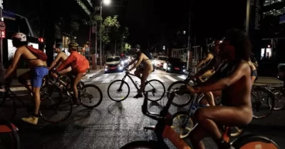 Nudi in bicicletta: attivismo e libertà su due ruote